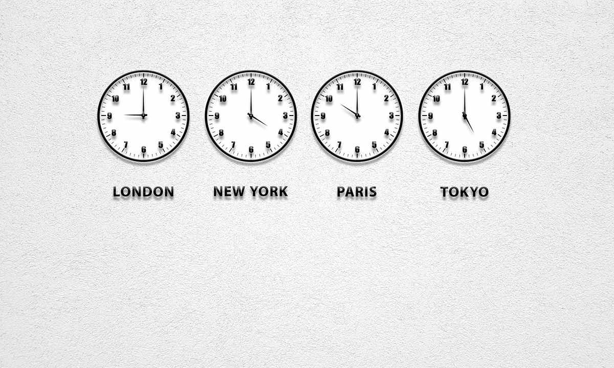 Quatre horloges indiquant des heures différentes, étiquetées Londres, New York, Paris, Tokyo