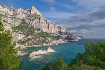 Randonner dans les calanques sans voiture : le camping qui change tout
