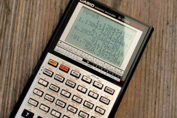 Calculatrice scientifique Casio affichant plusieurs résultats numériques sur bois