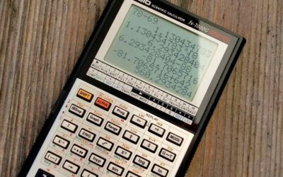 Calculatrice scientifique Casio affichant plusieurs résultats numériques sur bois