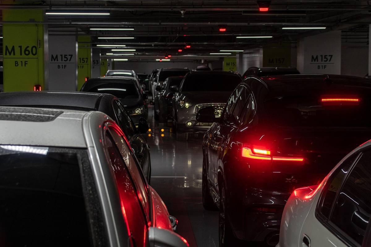 Voitures stationnées dans un parking souterrain, éclairage artificiel Voitures stationnées dans un parking souterrain, éclairage artificiel