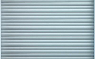 Porte à enroulement métallique fermée, lignes horizontales régulières, cadre gris