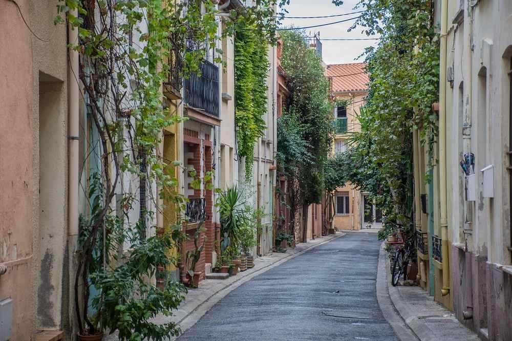 Ruelle pavée d'un village perché de la Drôme